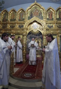 Крещальная литургия в Свято-Троицком соборе Саратова