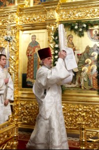 Митрополит Лонгин совершил Рождественское ночное богослужение
