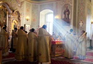 Божественная литургия в храме в честь Покрова Пресвятой Богородицы города Саратова