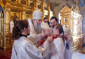 Митрополит Лонгин совершил Крещальную литургию в Свято-Троицком кафедральном соборе г. Саратова