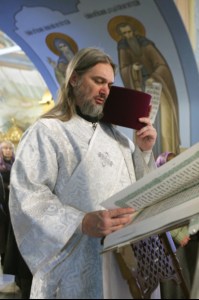 Митрополит Лонгин совершил Царские часы, Изобразительны, Великую вечерню и Крещальную литургию в Свято-Троицком кафедральном соборе Саратова