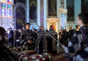 Митрополит Лонгин совершил вечерню с выносом Плащаницы