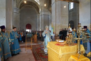 Божественная литургия в храме в честь Покрова Пресвятой Богородицы села Сокур Татищевского района