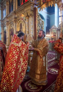 Архиепископ Элистинский и Калмыцкий Юстиниан совершил Божественную литургию и панихиду в Духосошественском храме г. Саратова