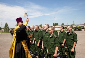 Священник благословил новобранцев перед отправкой на воинскую службу