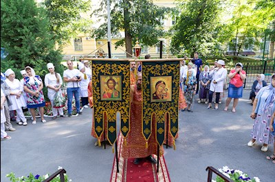Божественная литургия в храме во имя великомученика и целителя Пантелеимона г. Саратова