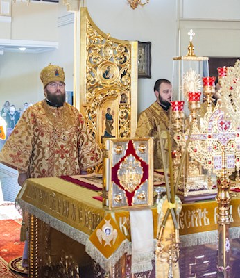 Божественная литургия на Архиерейском подворье — в храме во имя святого апостола и евангелиста Иоанна Богослова при СПДС