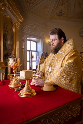 Митрополит Игнатий совершил Божественную литургию в храме во имя святого апостола и евангелиста Иоанна Богослова при СПДС