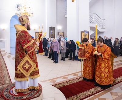 Митрополит Игнатий совершил Божественную литургию в Петропавловском храме Саратова
