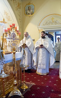 Митрополит Игнатий совершил Божественную литургию на Архиерейском подворье — в храме во имя святого апостола и евангелиста Иоанна Богослова при СПДС