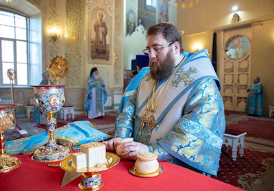Митрополит Саратовский и Вольский Игнатий совершил вечерню в соединении с Литургией Иоанна Златоуста в Покровском соборе г. Саратова