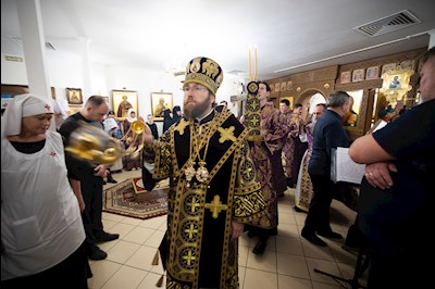 Митрополит Игнатий совершил Великое освящение Крестовоздвиженского подворья Свято-Алексиевского женского монастыря г. Саратова и Божественную литургию в новоосвященном храме