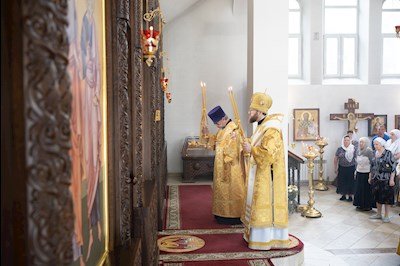 Митрополит Игнатий совершил Божественную литургию в храме в честь иконы Божией Матери «Всех скорбящих Радость» г. Саратова