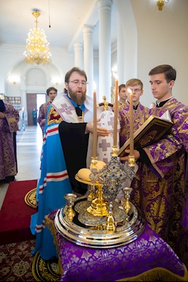 Митрополит Игнатий совершил всенощное бдение с чином выноса Креста в Свято-Троицком кафедральном соборе г. Вольска