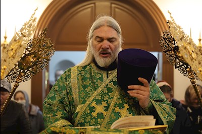 Митрополит Игнатий совершил Литургию Преждеосвященных Даров в храме в честь иконы Божией Матери «Всех скорбящих Радость» г. Саратова