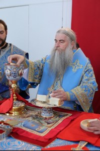 Божественная литургия в храме в честь Покрова Пресвятой Богородицы города Петровска