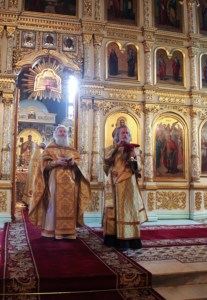 Архиепископ Элистинский и Калмыцкий Юстиниан совершил Божественную литургию в Духосошественском кафедральном соборе города Саратова