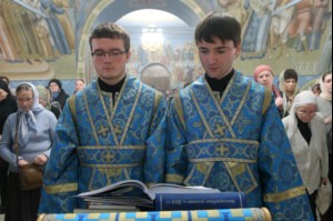 Вечернее богослужение с чтением акафиста Пресвятой Богородице в Свято-Троицком соборе Саратова
