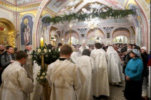 Митрополит Лонгин совершил Рождественское ночное богослужение