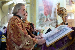 В Великий Четверг Митрополит Лонгин совершил Литургию Василия Великого и Чин умовения ног