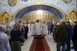 Митрополит Лонгин совершил Царские часы, Изобразительны, Великую вечерню и Крещальную литургию в Свято-Троицком кафедральном соборе Саратова