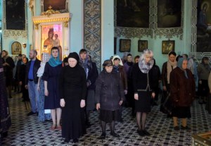 Митрополит Лонгин совершил вечерню с выносом Плащаницы