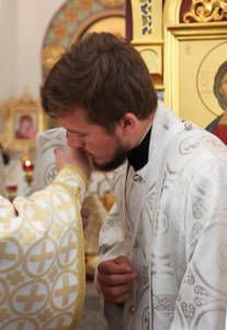 Божественная литургия в саратовском храме святителя Луки Исповедника, архиепископа Симферопольского