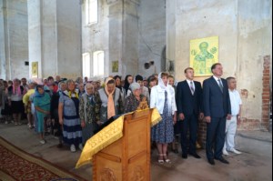 Божественная литургия в храме в честь Покрова Пресвятой Богородицы села Сокур Татищевского района