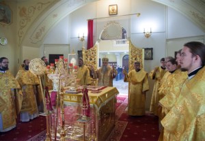 Божественная литургия на Архиерейском подворье — храме во имя святого апостола и евангелиста Иоанна Богослова при Саратовской православной духовной семинарии