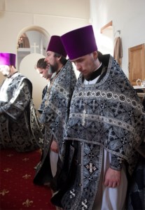 Литургия Преждеосвященных Даров, малое повечерие, утреня и первый час на Архиерейском подворье — храме во имя святых равноапостольных Кирилла и Мефодия при СГУ