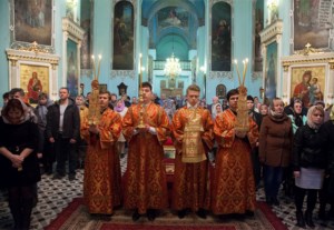 Архиепископ Элистинский и Калмыцкий Юстиниан совершил Божественную литургию и панихиду в Духосошественском храме г. Саратова