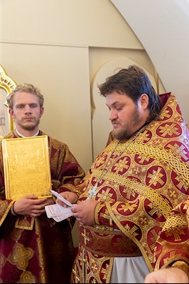 Божественная литургия в храме во имя святого благоверного князя Михаила Черниговского и боярина его Феодора на Увекском кладбище г. Саратова