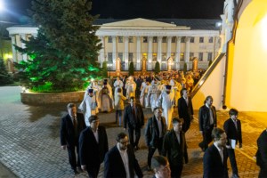 Митрополит Лонгин совершил пасхальное богослужение