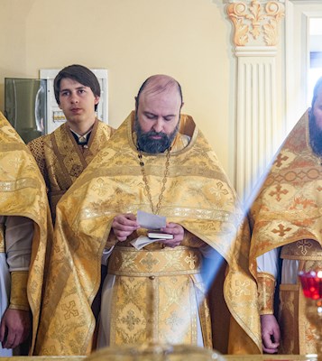 Божественная литургия на Архиерейском подворье — в храме во имя святого апостола и евангелиста Иоанна Богослова при СПДС