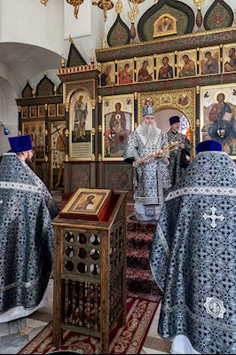Литургия Преждеосвященных Даров на Архиерейском подворье – в храме в честь иконы Божией Матери «Утоли моя печали» г. Саратова