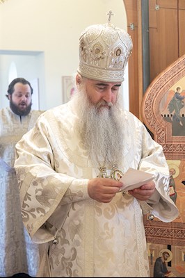 Божественная литургия в храме во имя святого праведного Лазаря Четверодневного на Новоелшанском кладбище г. Саратова