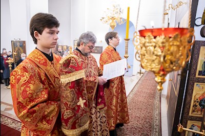 Митрополит Игнатий совершил Божественную литургию в Петропавловском храме Саратова