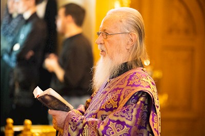 Митрополит Игнатий совершил вечернюю Литургию Преждеосвященных Даров в Свято-Троицком кафедральном соборе г. Саратова