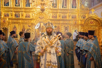 Митрополит Игнатий совершил Божественную литургию в Свято-Троицком кафедральном соборе Саратова