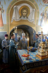 Вечернее богослужение с чтением акафиста Пресвятой Богородице в Свято-Троицком соборе Саратова