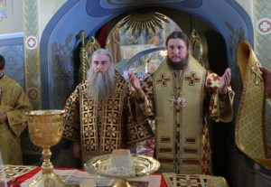 Божественная литургия в Свято-Троицком соборе Саратова