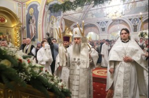 Митрополит Лонгин совершил Рождественское ночное богослужение