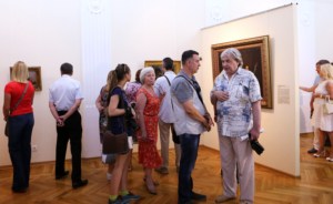 Представитель епархии стал гостем выставок, открытых к 130-летию Радищевского музея
