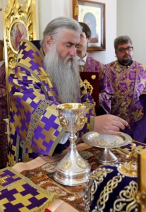 Божественная литургия в храме во имя святителей Василия Великого, Григория Богослова, Иоанна Златоуста г. Саратова