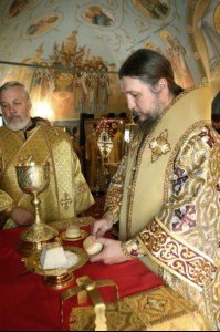 Епископ Пахомий совершил Божественную литургию в Свято-Троицком кафедральном соборе Саратова