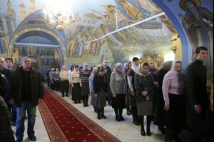 Митрополит Лонгин совершил Царские часы, Изобразительны, Великую вечерню и Крещальную литургию в Свято-Троицком кафедральном соборе Саратова
