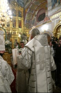 Митрополит Лонгин совершил Рождественское ночное богослужение