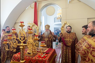Божественная литургия в храме во имя святого благоверного князя Михаила Черниговского и боярина его Феодора на Увекском кладбище г. Саратова