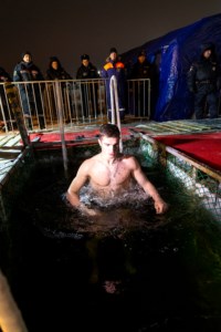 Клирики Саратовской епархии совершили освящение воды в открытых водоемах