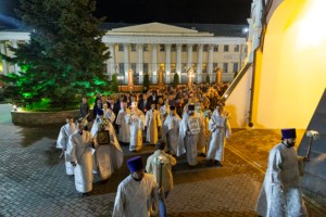 Митрополит Лонгин совершил пасхальное богослужение
